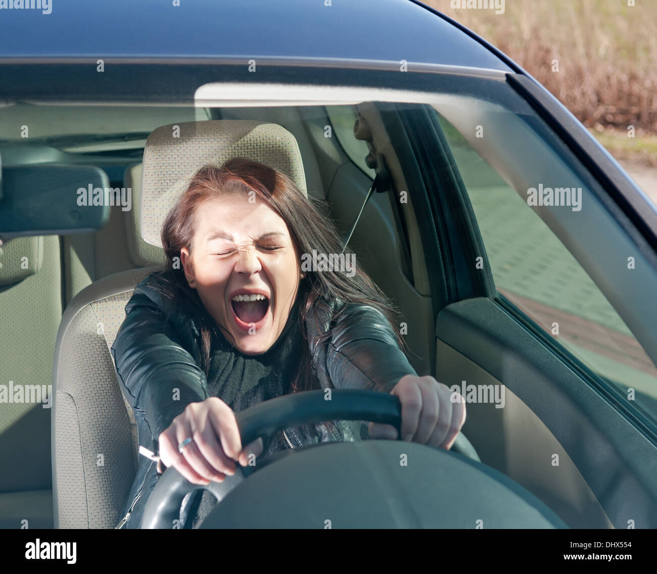 Donna urlando in auto Foto Stock