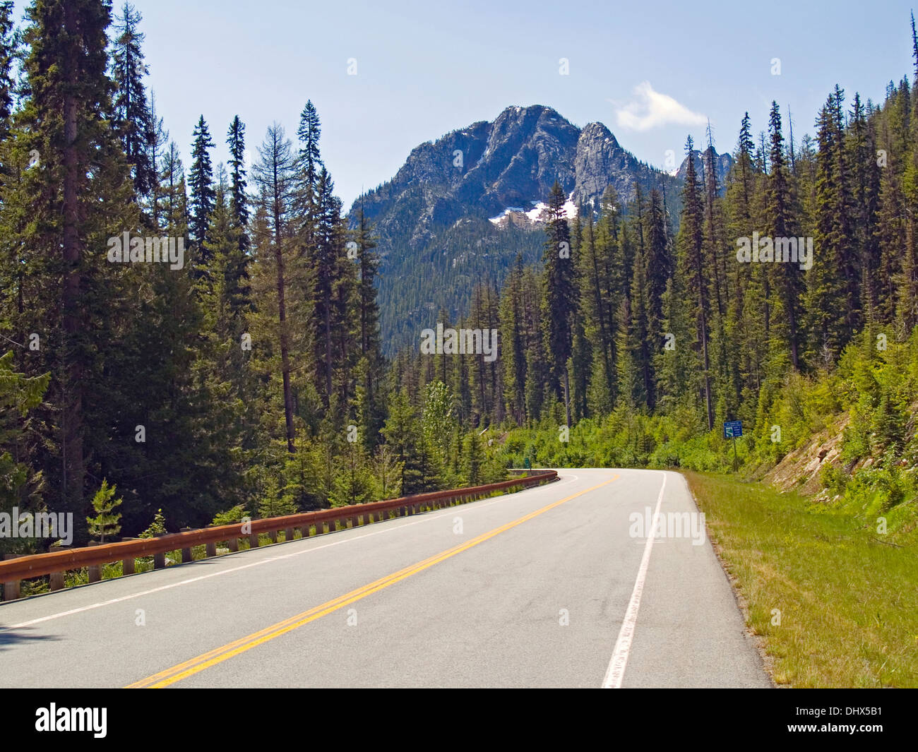 La Cascata del nord autostrada si avvicina a Washington Pass e la Liberty Bell,Stato di Washington Foto Stock