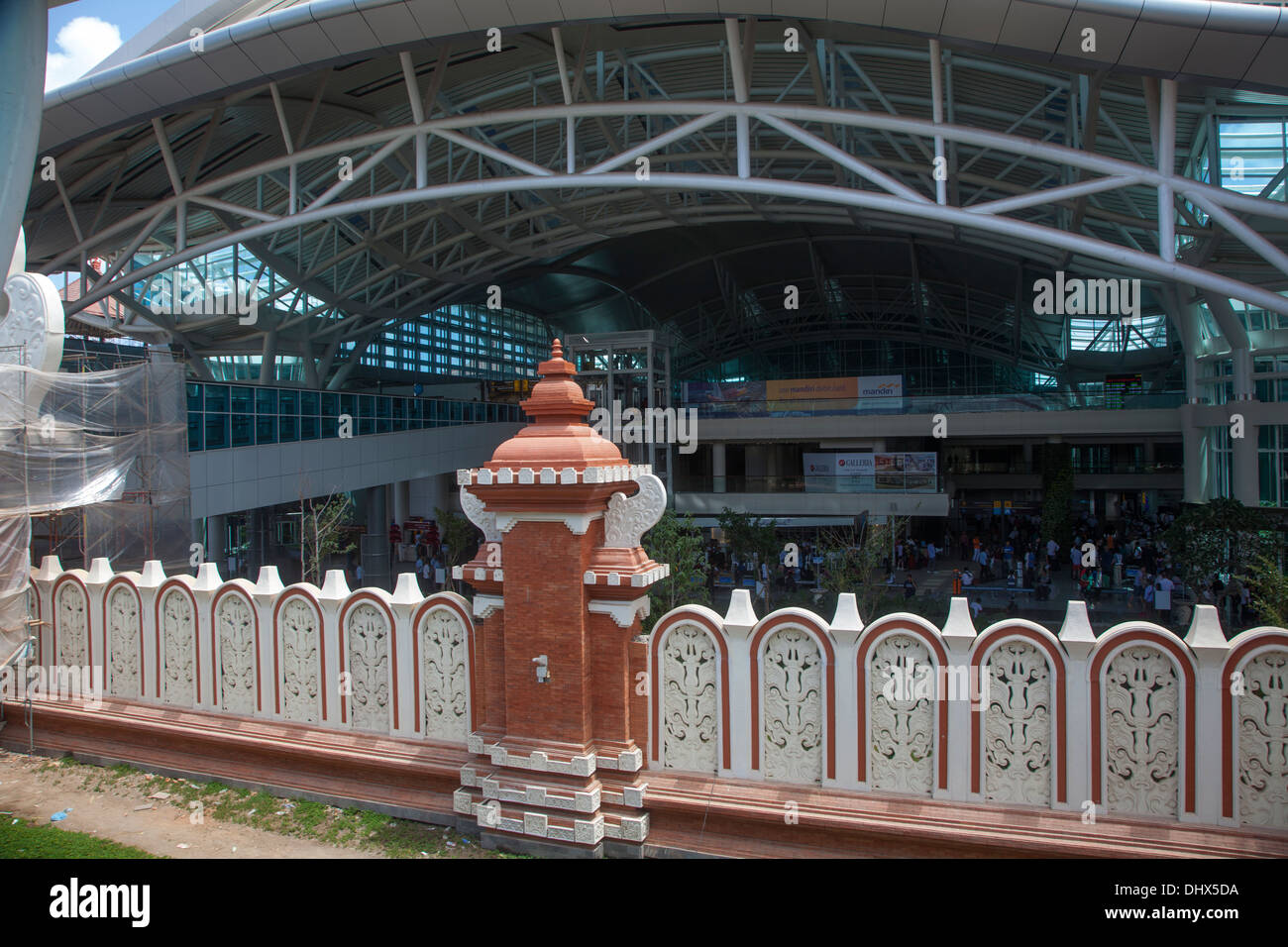Aeroporto Denpasar Bali Ngurah terminale Bali Asia Indonesia passeggeri in arrivo di turisti porta bagagli il trasporto aereo spostare fly travel Foto Stock