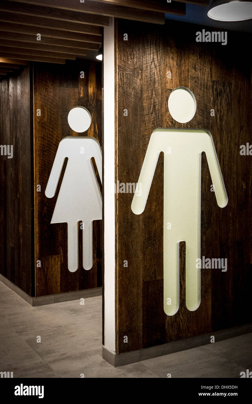 Servizi igienici ingresso cartelli con il maschio e la femmina sagome Foto Stock