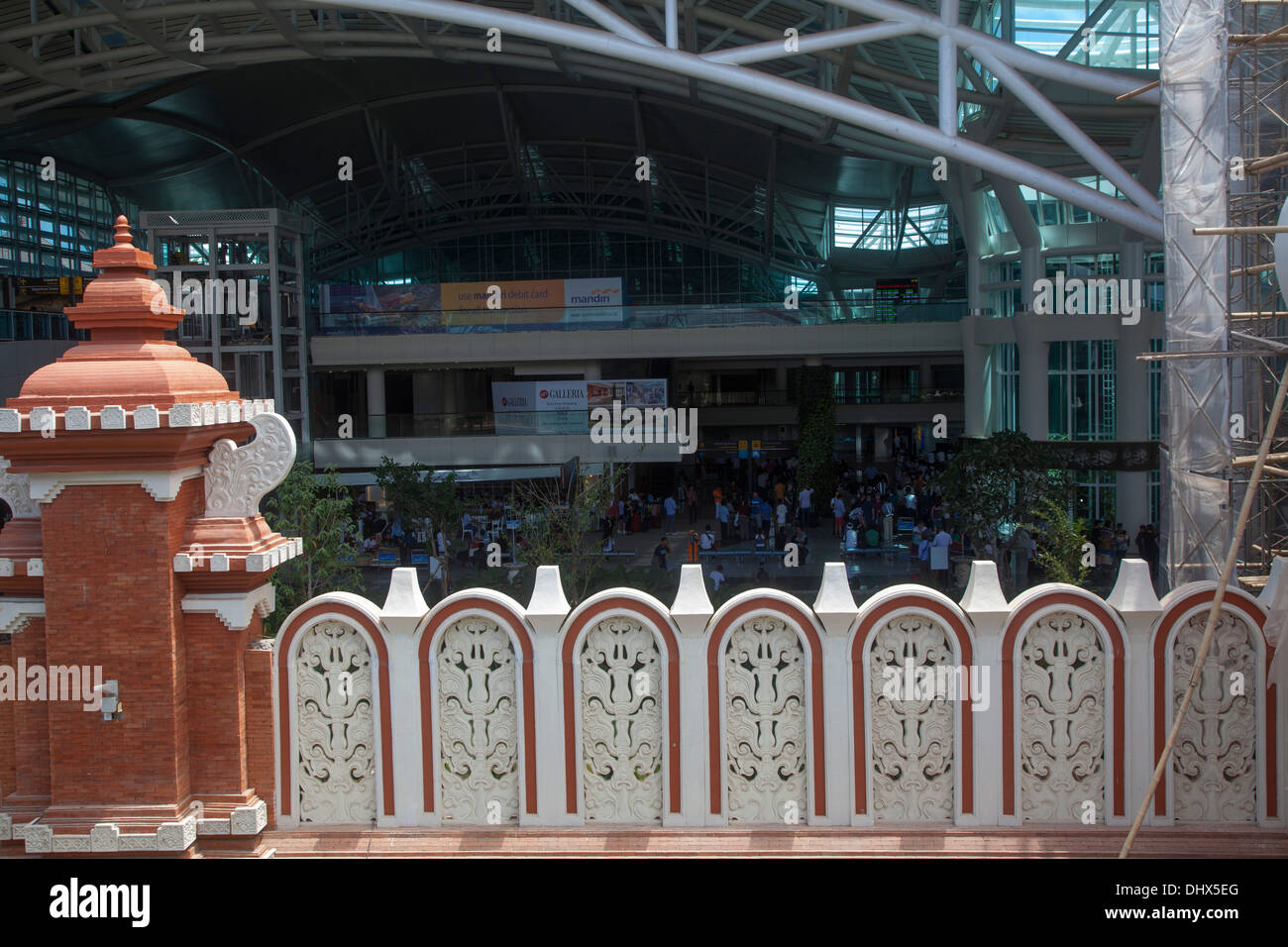 Aeroporto Denpasar Bali Ngurah terminale Bali Asia Indonesia passeggeri in arrivo di turisti porta bagagli il trasporto aereo spostare fly travel Foto Stock