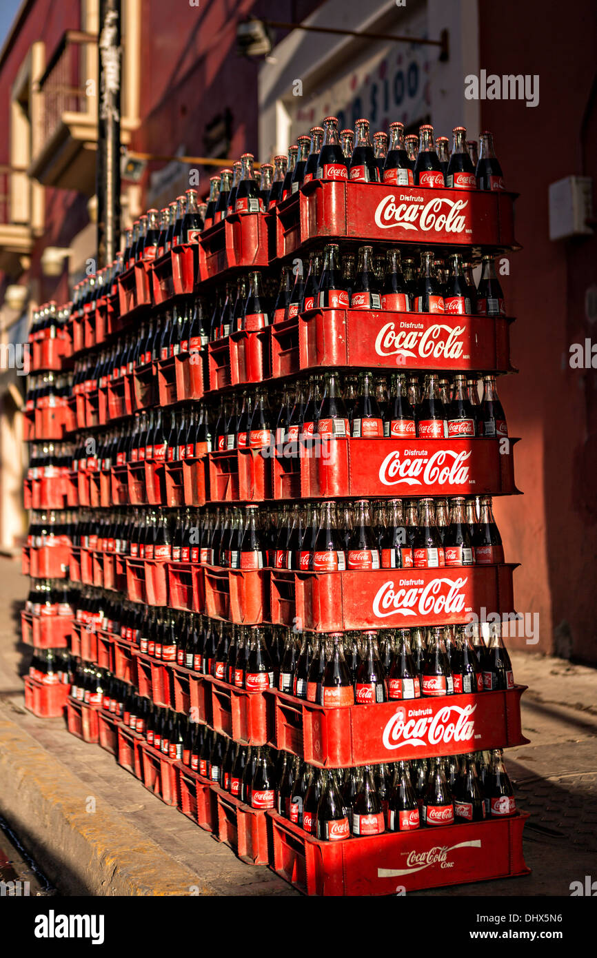La coca-cola bottiglie impilate per consegna in Oaxaca, Messico. Foto Stock