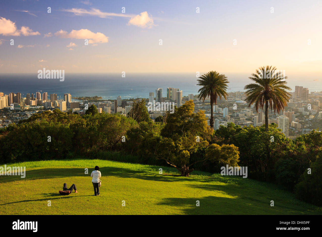 Stati Uniti d'America, Hawaii, Oahu, Honolulu Skyline e il Cratere del Diamond Head, da Puu Ualakaa State Park Foto Stock