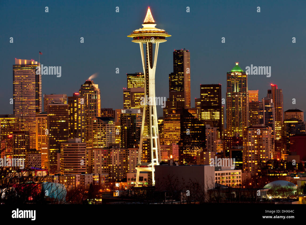 Seattle skyline della città di notte, evidenziato da Space Needle, Seattle, WA. Foto Stock