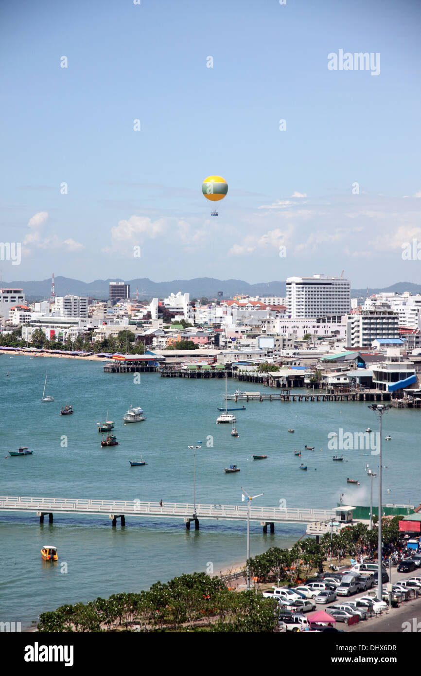 Vista elevato durante il giorno la città di Pattaya in Thailandia e vedere il palloncino. Foto Stock