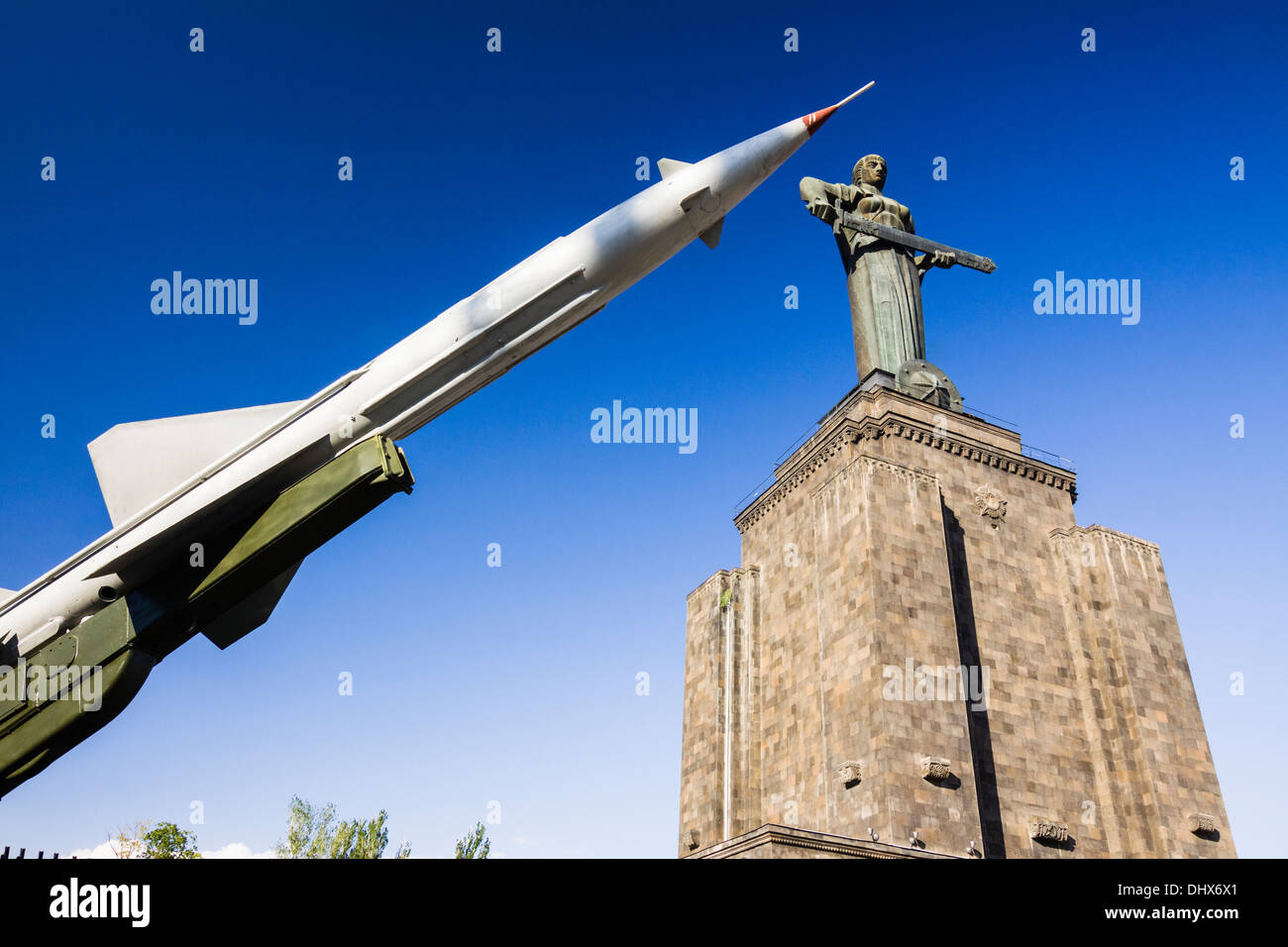 Rocket missile, Madre Armenia statua e museo militare presso il Parco della Vittoria, Yerevan, Armenia Foto Stock