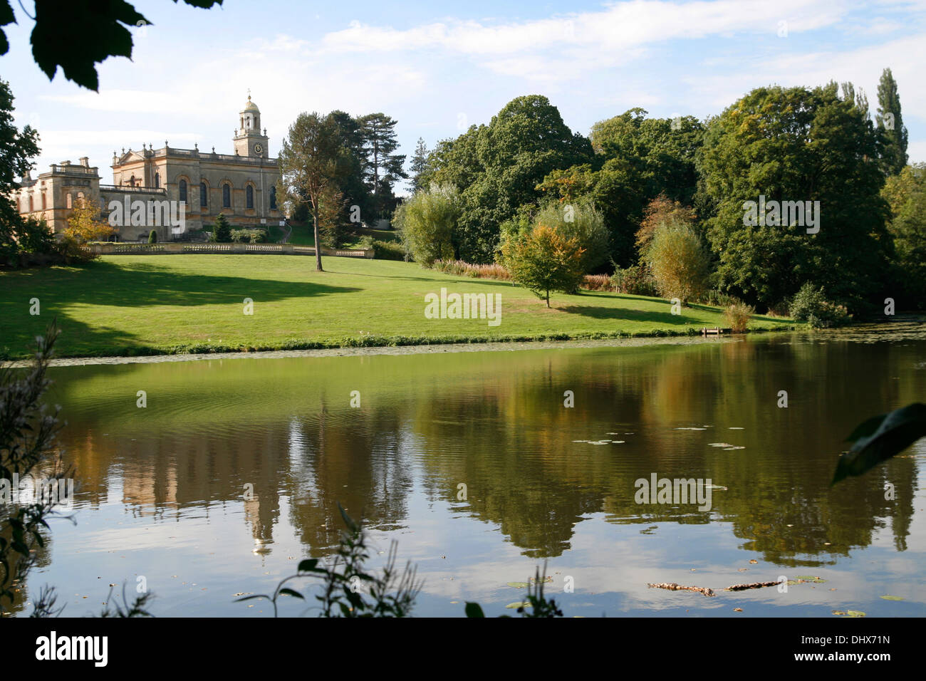 Il lago di chiesa e casa di corte Witley EH grande Witley Worcestershire Inghilterra REGNO UNITO Foto Stock