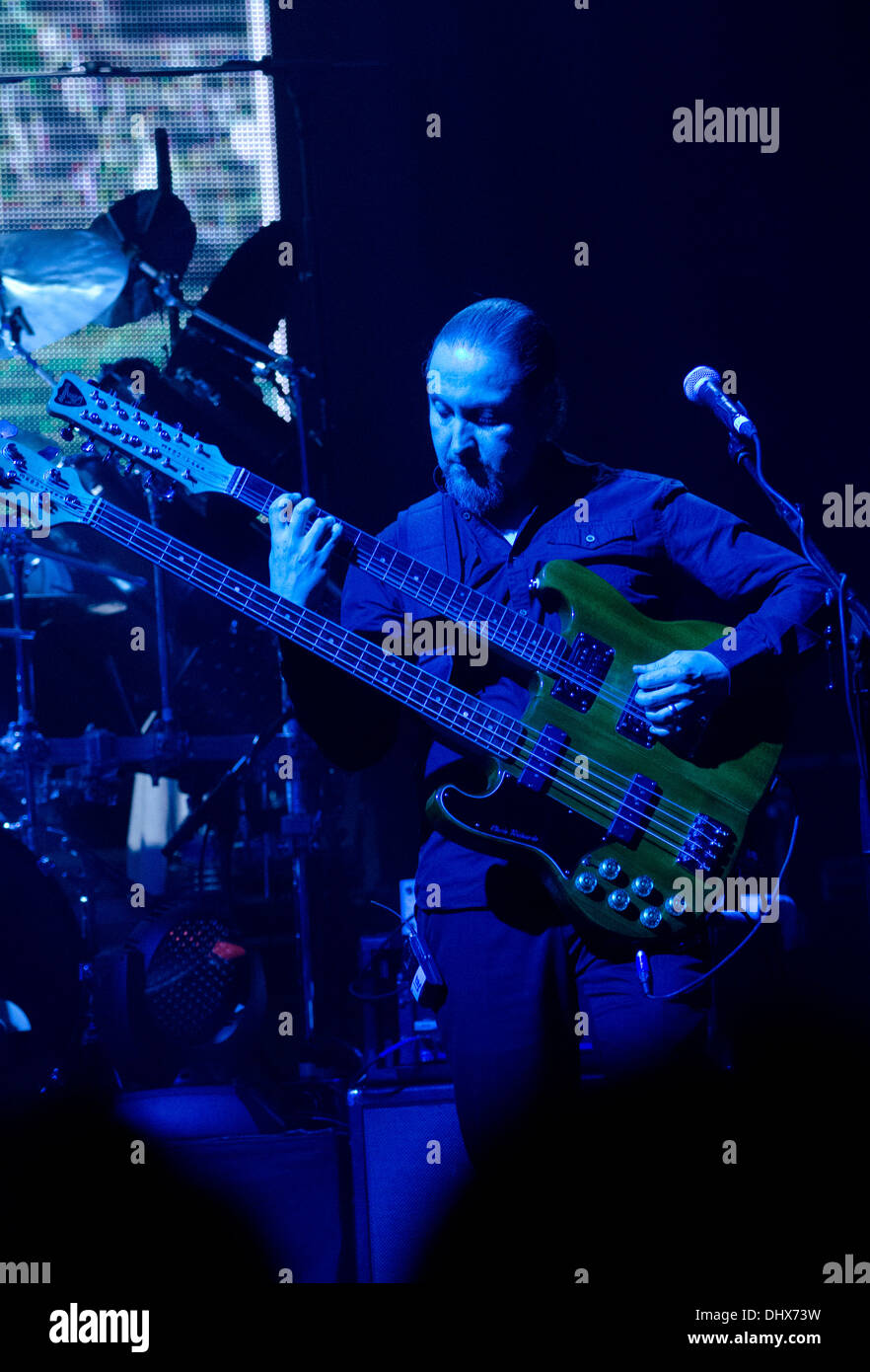Lee Pomeroy sul collo doppia di suonare la chitarra con Steve Hackett sulla genesi rivisitato tour in Liverpool Maggio 2013 Foto Stock