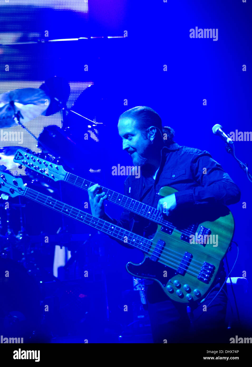 Lee Pomeroy sul collo doppia di suonare la chitarra con Steve Hackett sulla genesi rivisitato tour in Liverpool Maggio 2013 Foto Stock