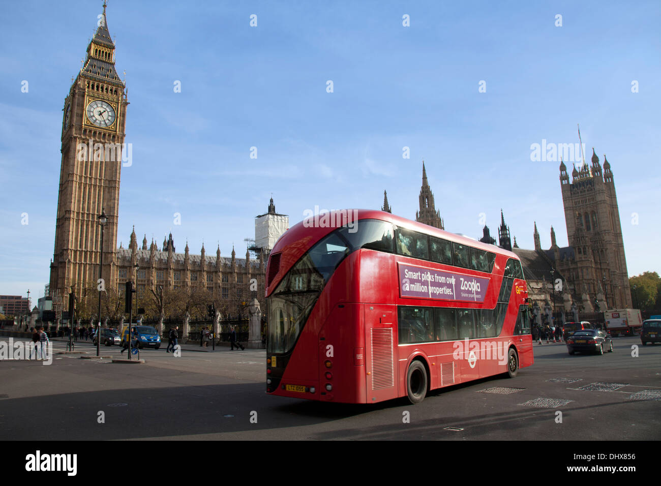 Nuovo autobus Routemaster, London , angolo posteriore, con le case del Parlamento e il Big Ben dietro Foto Stock