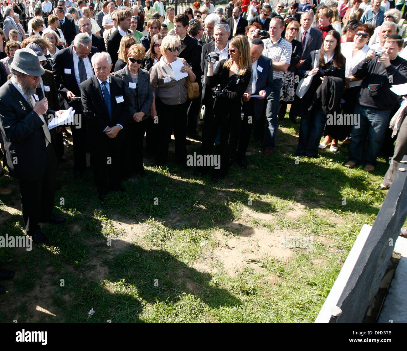 Dr Jonathan Webber professore Università Jagellonica di Cracovia conduce la cerimonia di re-consacrazione di Brzostek il cimitero ebraico Foto Stock