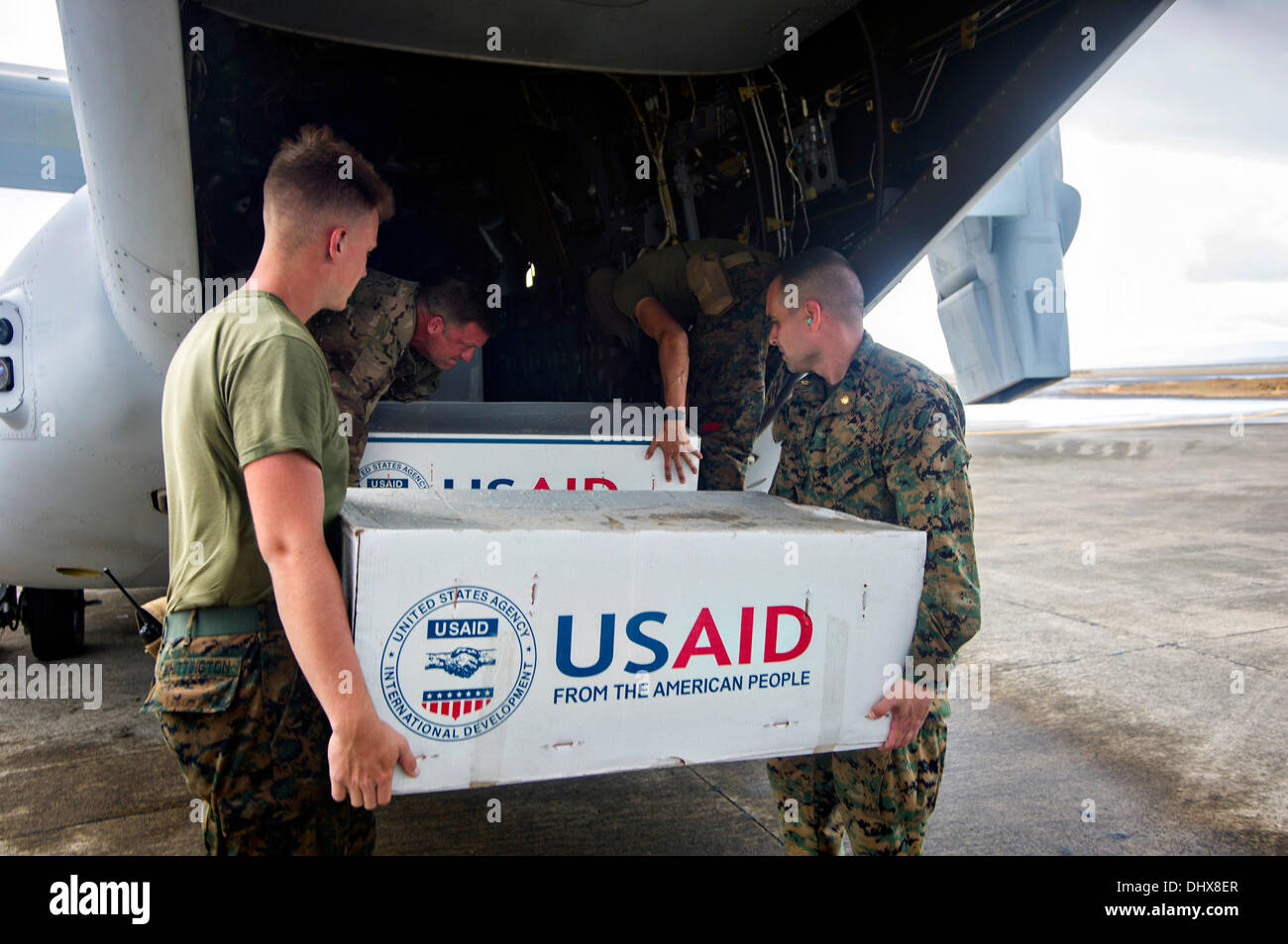 Marines americani carico forniture di emergenza su una MV-22 Osprey aeromobili a sostegno di tifone Haiyan soccorsi Novembre 14, 2013 in Tacloban, Filippine. Foto Stock