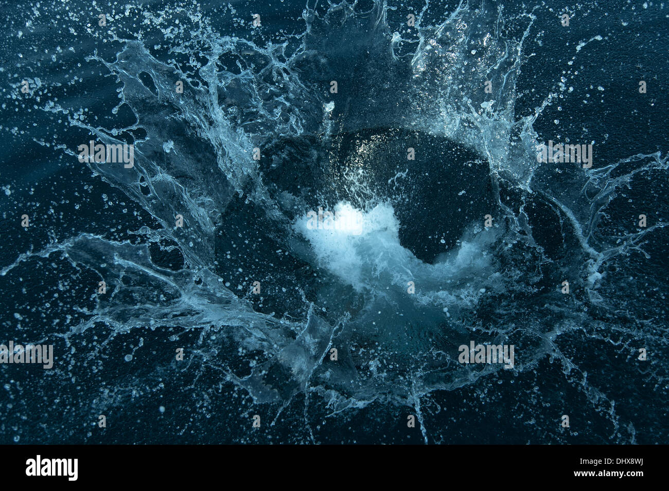 Gli spruzzi di acqua dall'aria Foto Stock