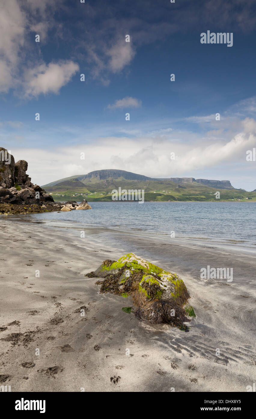 Staffin Bay Beach, Staffin, Isola di Skye, Scotland, Regno Unito Foto Stock