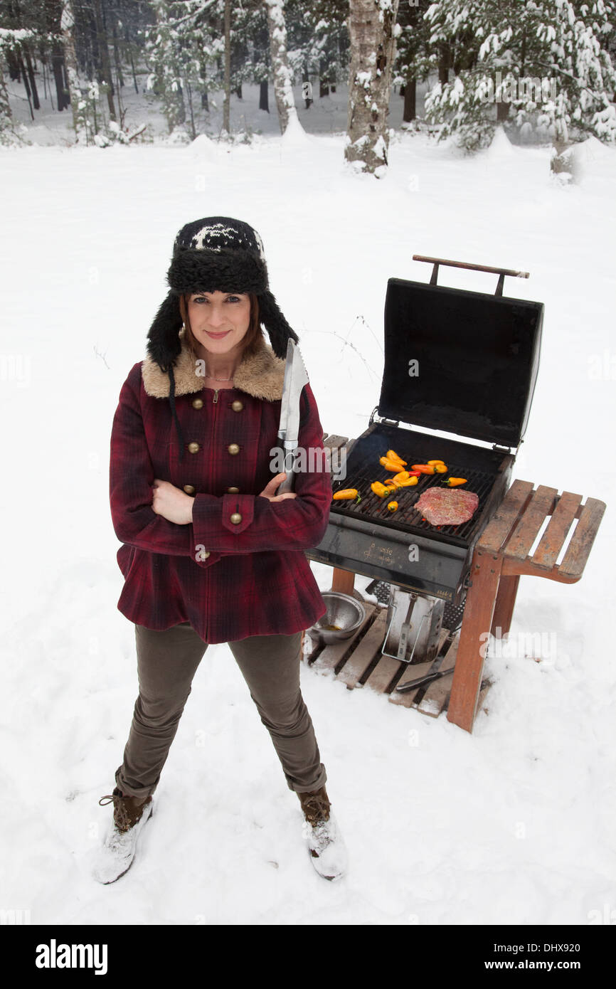 TV personality e celebrity chef Ceci Carmichael prepara una estrema inverno barbecue Foto Stock