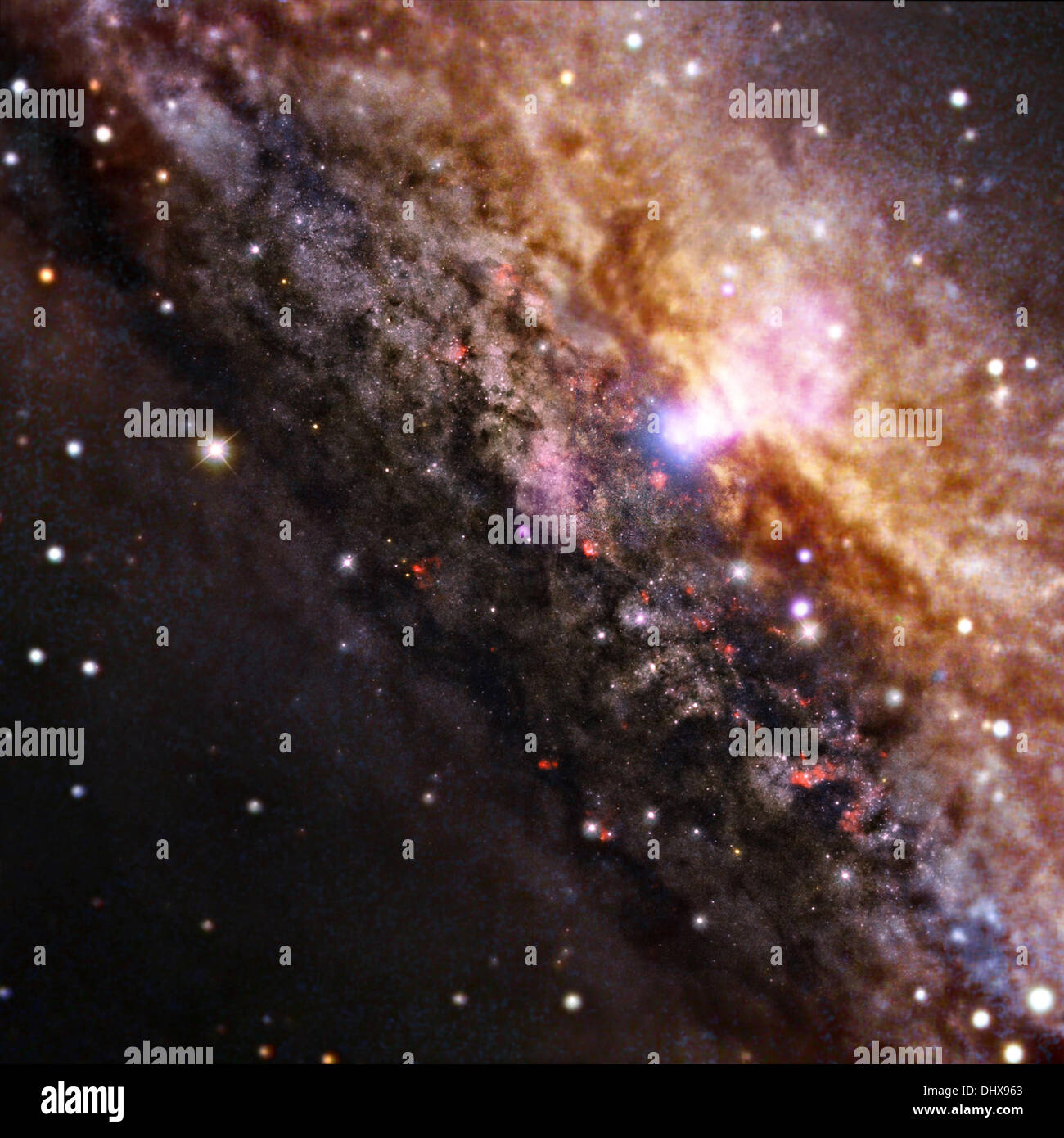 Chandra space telescope vista di una regione centrale di una galassia che è simile in apparenza generale alla nostra Via Lattea, ma contiene un molto più attiva supermassive black hole entro la zona bianca vicino alla parte superiore. Questa galassia, noto come NGC 4945, è solo circa 13 milioni di anni luce dalla Terra e viene visto da bordo a rivelare la presenza del buco nero supermassiccio al centro di questa galassia Novembre 15, 2013. Foto Stock