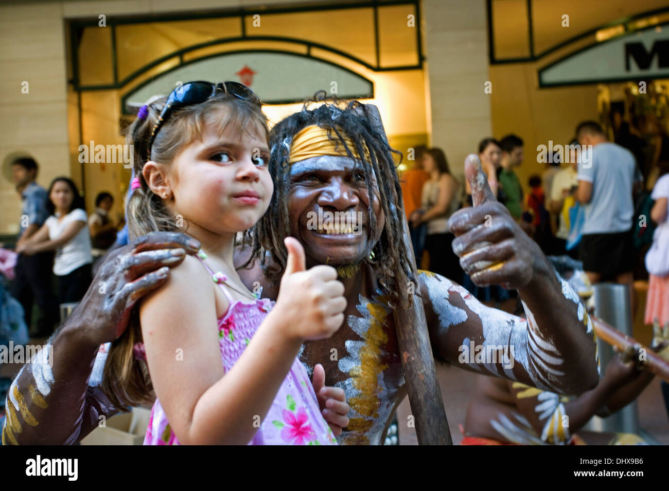 Australia, Sydney, Aborigeni musicisti di strada e "fan" in Pritt Street Foto Stock