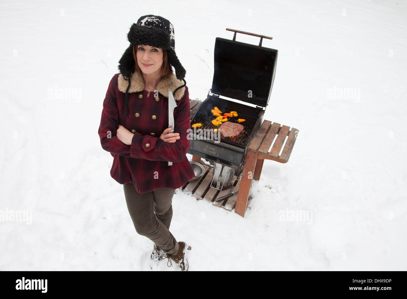 TV personality e celebrity chef Ceci Carmichael prepara una estrema inverno barbecue Foto Stock