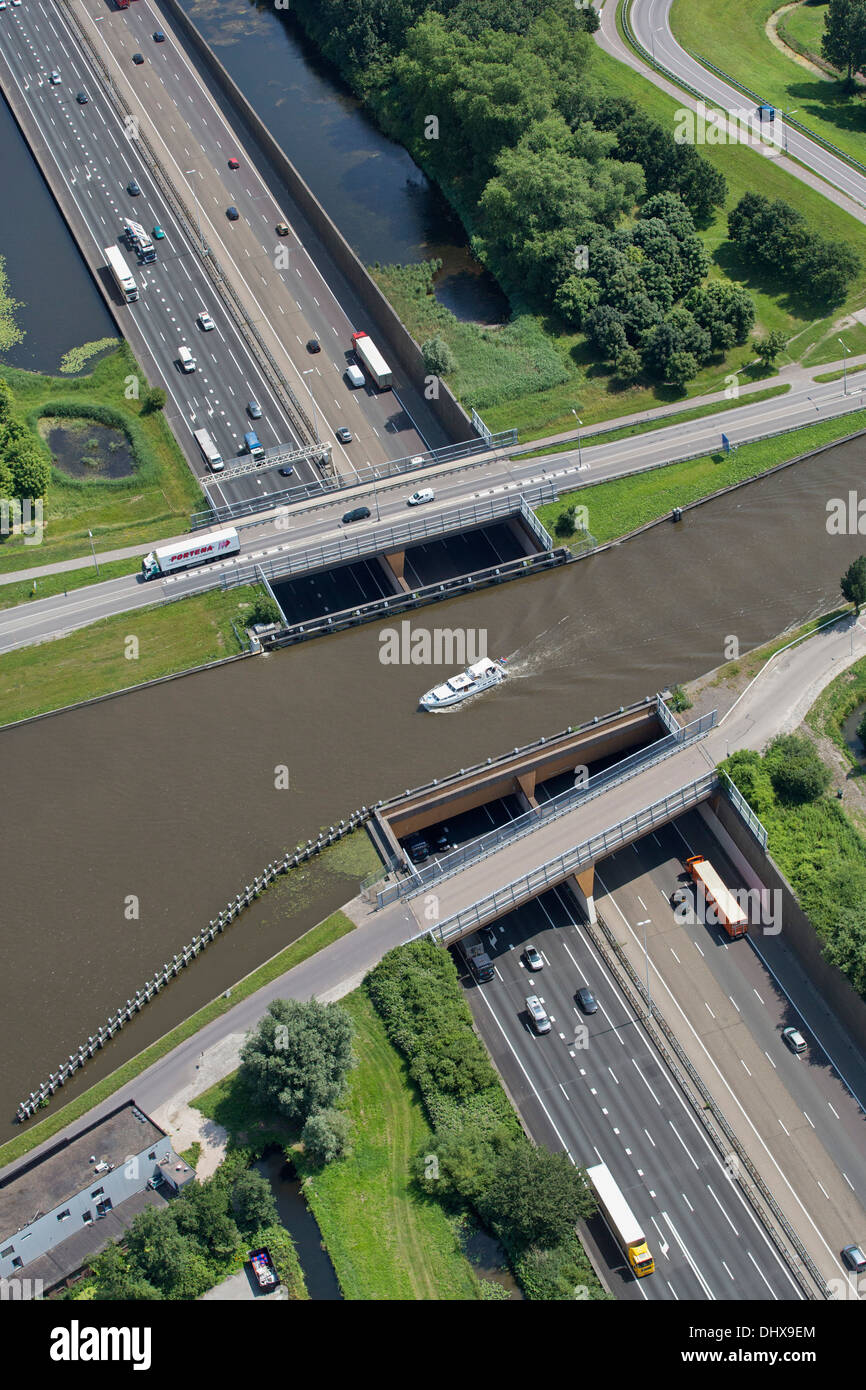 Paesi Bassi, Gouda, Yacht passando aquadotto sull'autostrada A12. Antenna Foto Stock