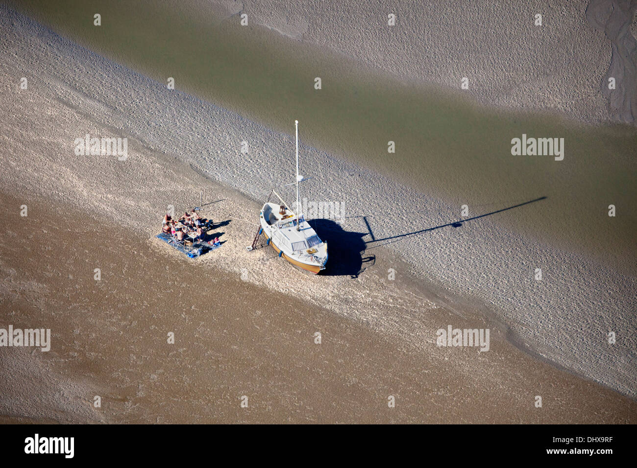 Paesi Bassi, Nieuw Namen. Persone con yacht avente il pranzo sul tidal banchi di sabbia di fiume Westerschelde con la bassa marea. Antenna Foto Stock