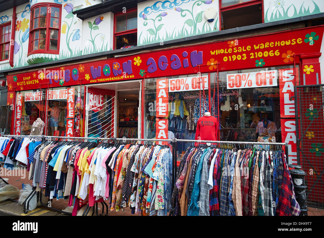 Per essere indossato nuovamente, un negozio di vendita di seconda mano abbigliamento vintage Sydney Street Brighton Regno Unito Foto Stock