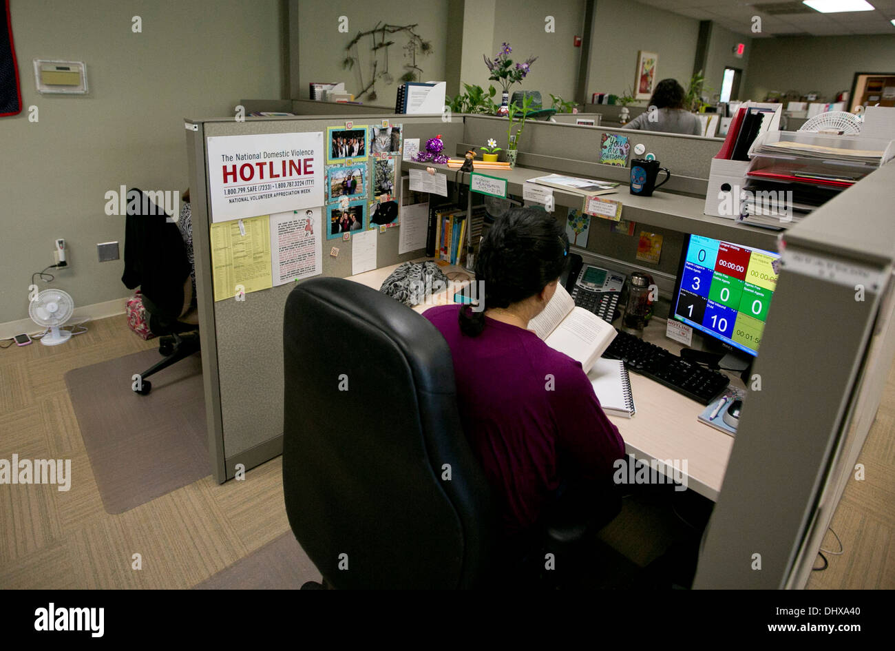 L'avvocato dipendente all'abuso domestico centro hotline prende le telefonate al centro in Texas. Foto Stock