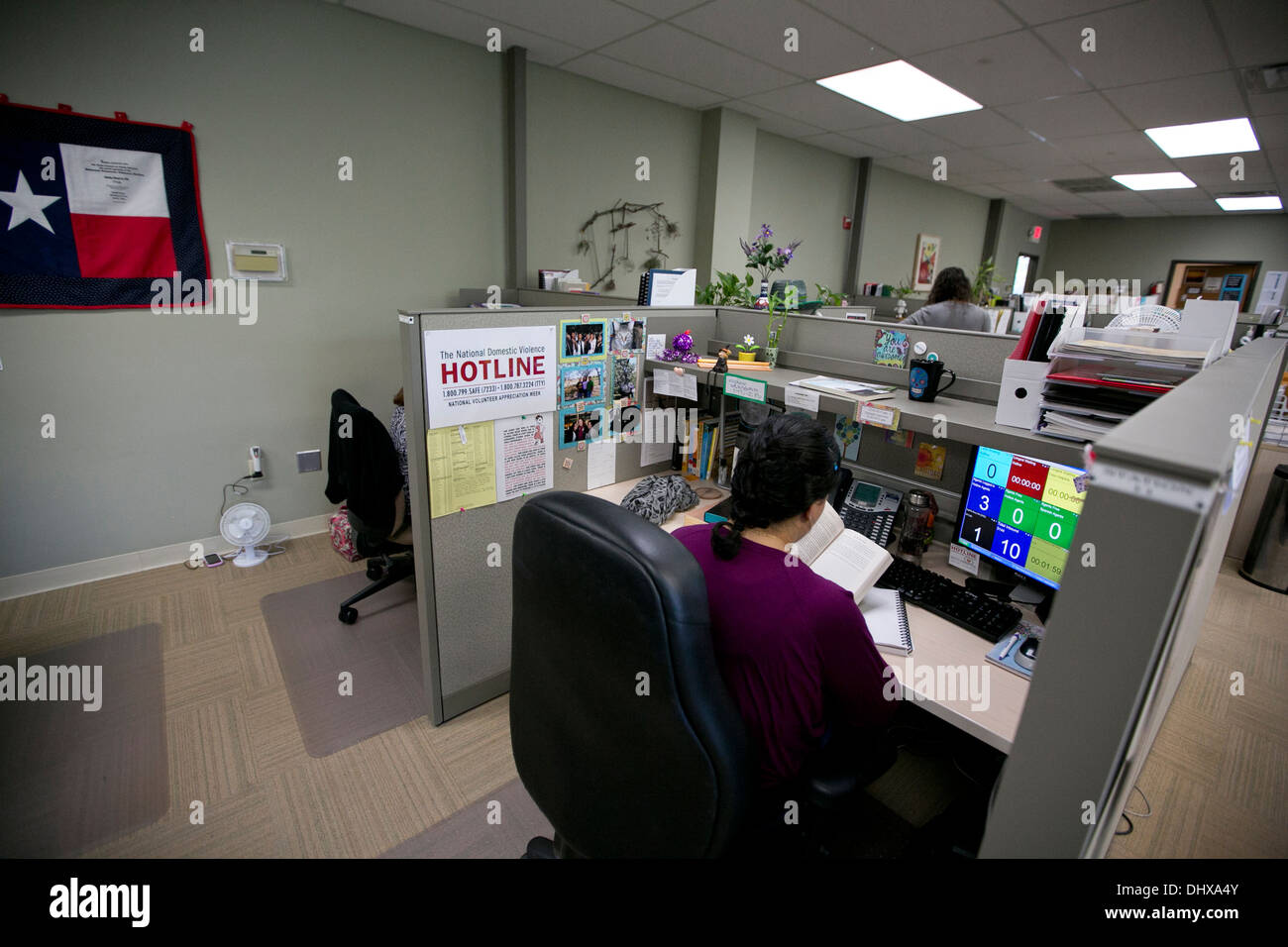 L'avvocato dipendente all'abuso domestico centro hotline prende le telefonate al centro in Texas. Foto Stock