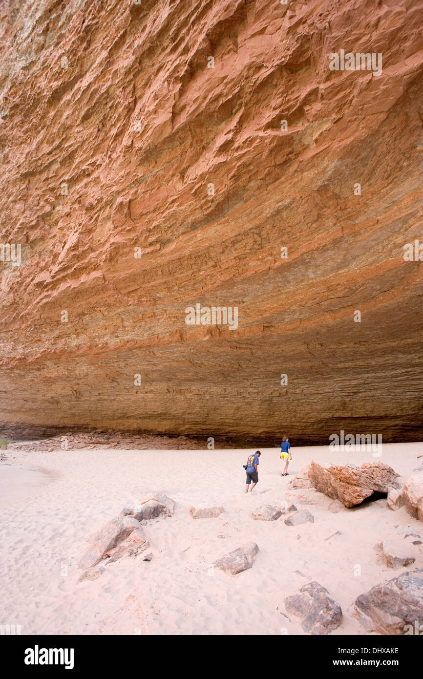 Due persone si avvicinano alla entrata della caverna Redwall all'interno del Grand Canyon, Arizona, Stati Uniti d'America Foto Stock