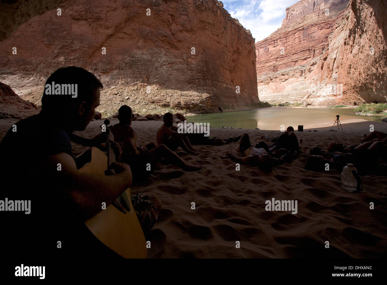 Un gruppo di balseros rilassa e suona la chitarra all'interno della caverna Redwall nel Grand Canyon, Arizona, Stati Uniti d'America Foto Stock