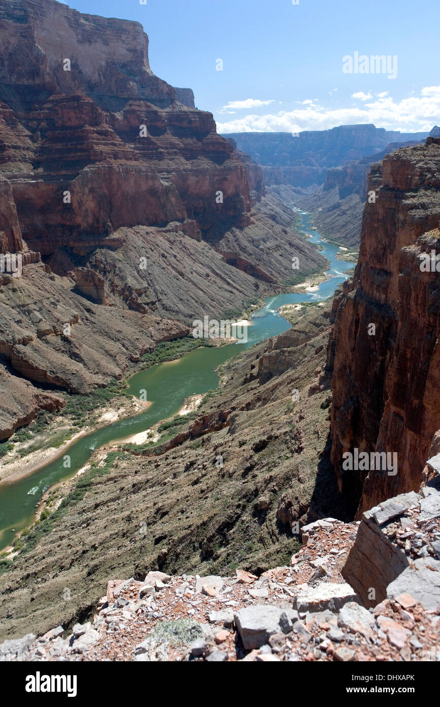 Vista panoramica del Colorado da alta sulla cima di uno dei Grand Canyon, Arizona, Stati Uniti d'America Foto Stock