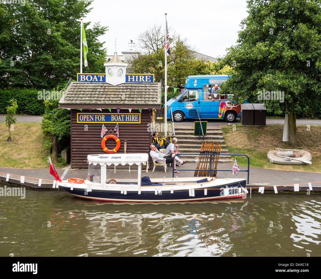 Barca elettrica (la tienne) viaggio Royal Military Canal le barche a remi a noleggio, onorevoli colleghe a piedi, Hythe, Kent England Regno Unito, Fila Noleggio barca Foto Stock