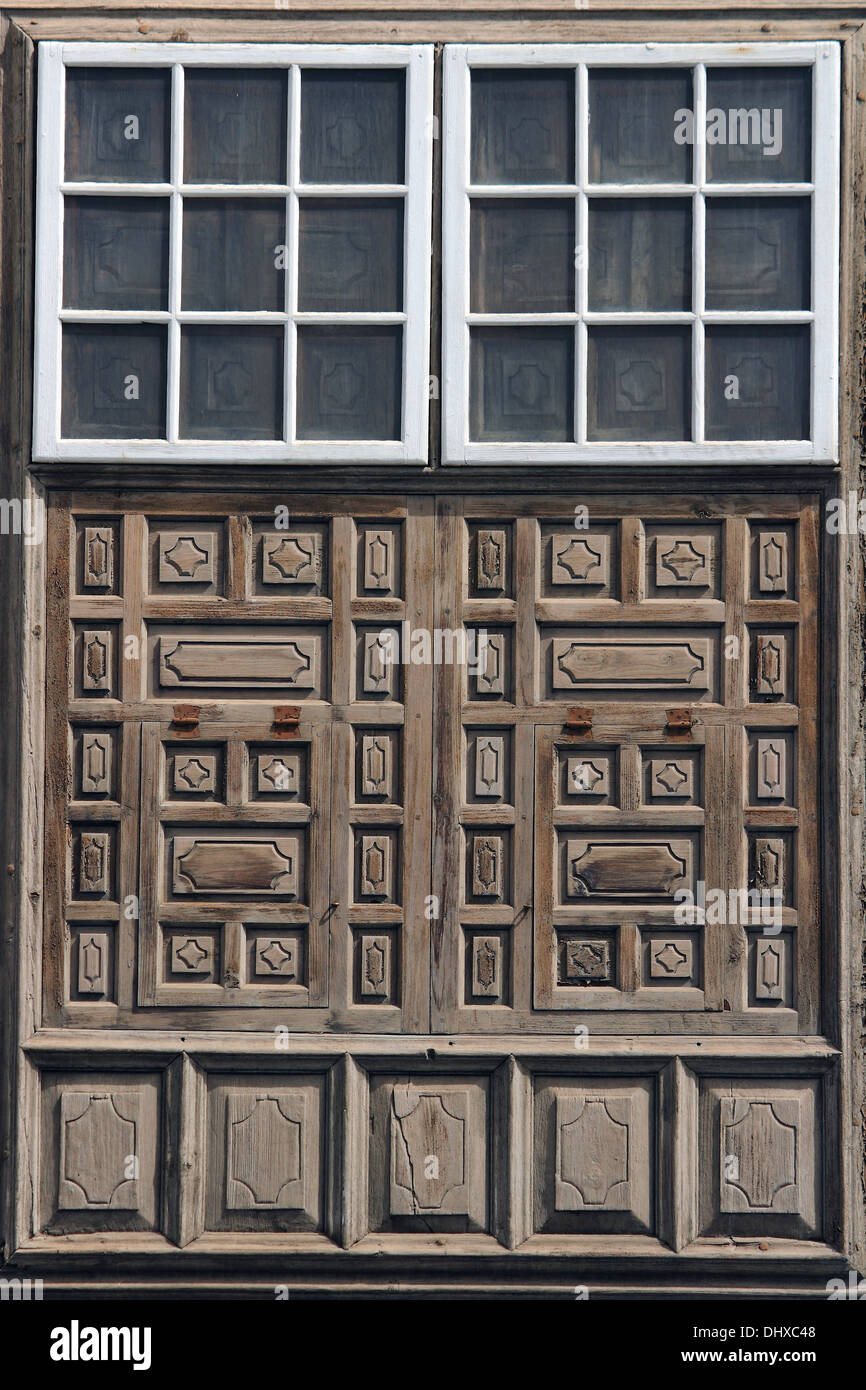 Brown a doppia porta di legno con intagli Foto Stock