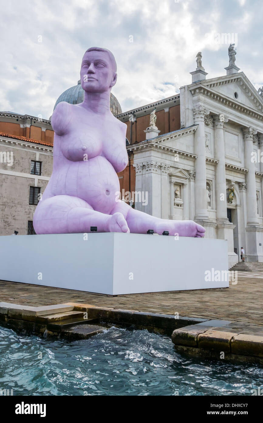 Biennale di Venezia, scultura Alison riunitore incinta, nato senza braccia e con le gambe tronco, una condizione chiamata phocomelia Foto Stock