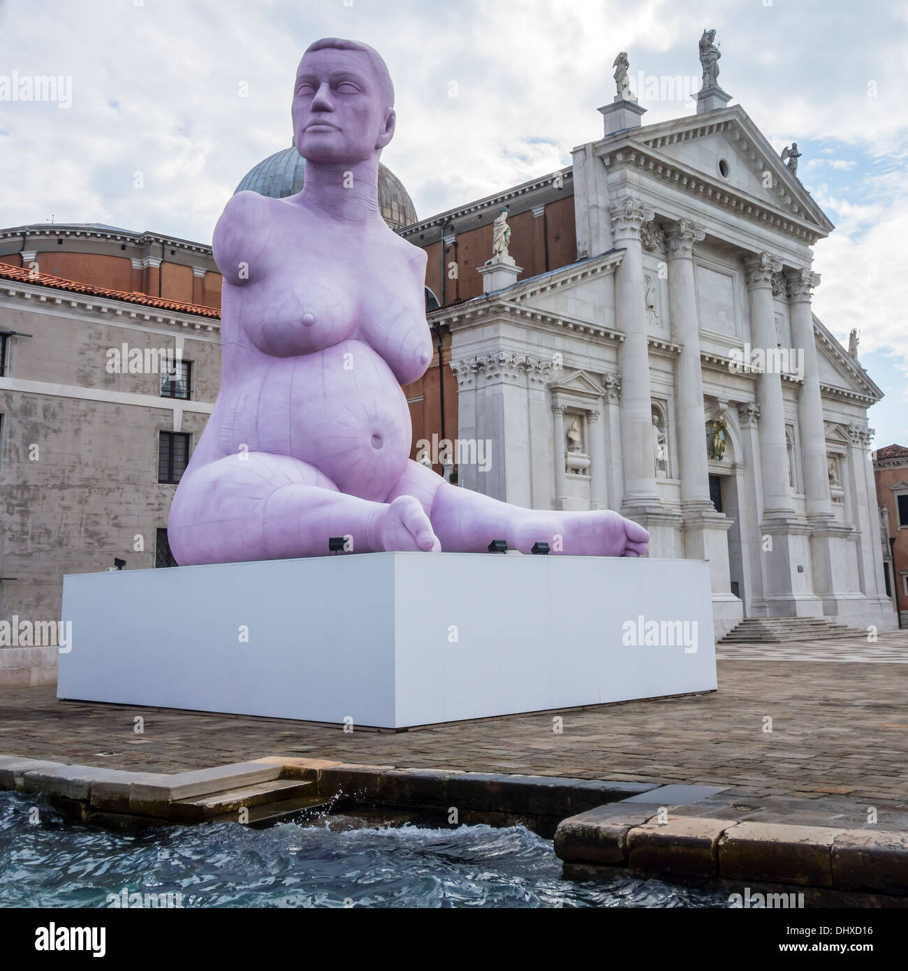 Biennale di Venezia, scultura Alison riunitore incinta, nato senza braccia e con le gambe tronco, una condizione chiamata phocomelia Foto Stock
