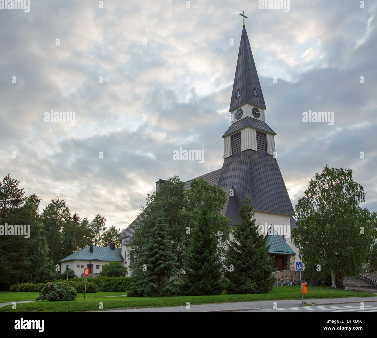 Il post-WW2 chiesa luterana di Rovaniemi, Finlandia, è il punto di riferimento di spicco di questa città dal Circolo Polare Artico. Foto Stock