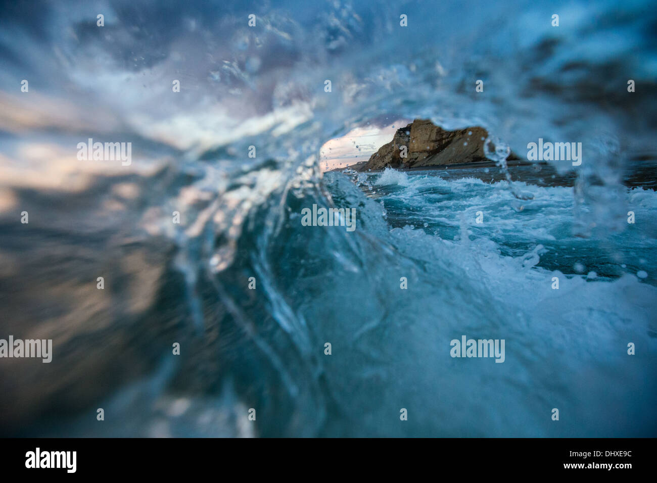 La vista dall'interno di un'onda telai delle scogliere di Blacks Beach a La Jolla, California. Foto Stock