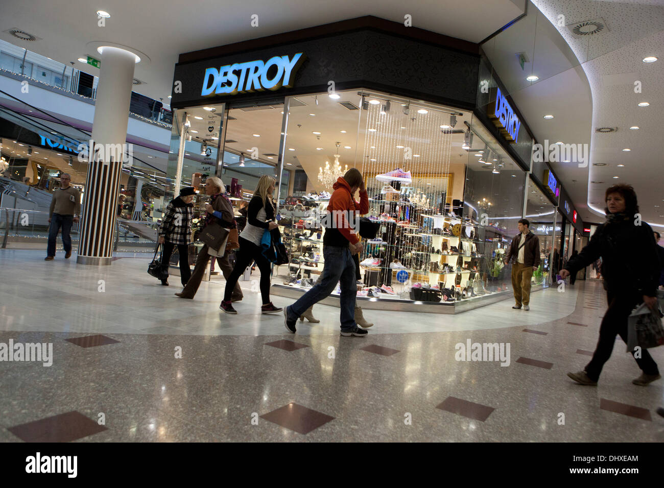 People shopping nel supermercato di Praga , Repubblica Ceca Europa Foto Stock