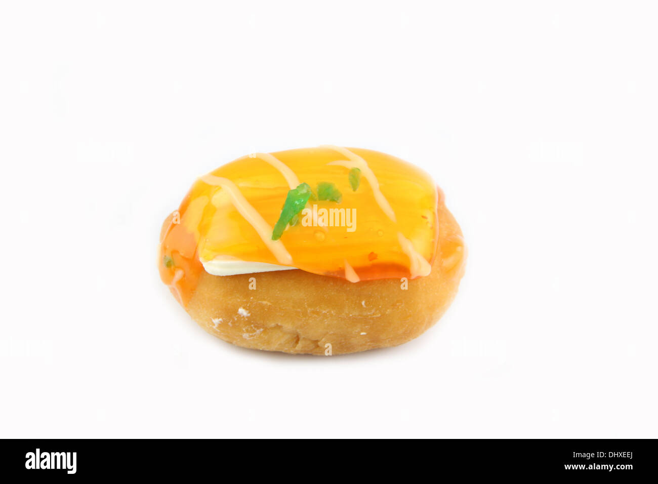 Colore giallo ciambelle di Sushi su uno sfondo bianco. Foto Stock