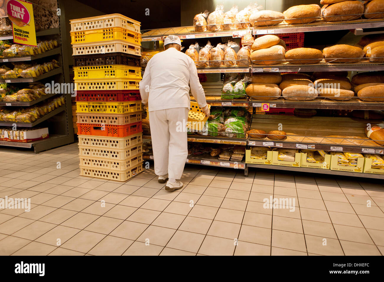 People shopping nel supermercato di Praga , Repubblica Ceca Europa Foto Stock