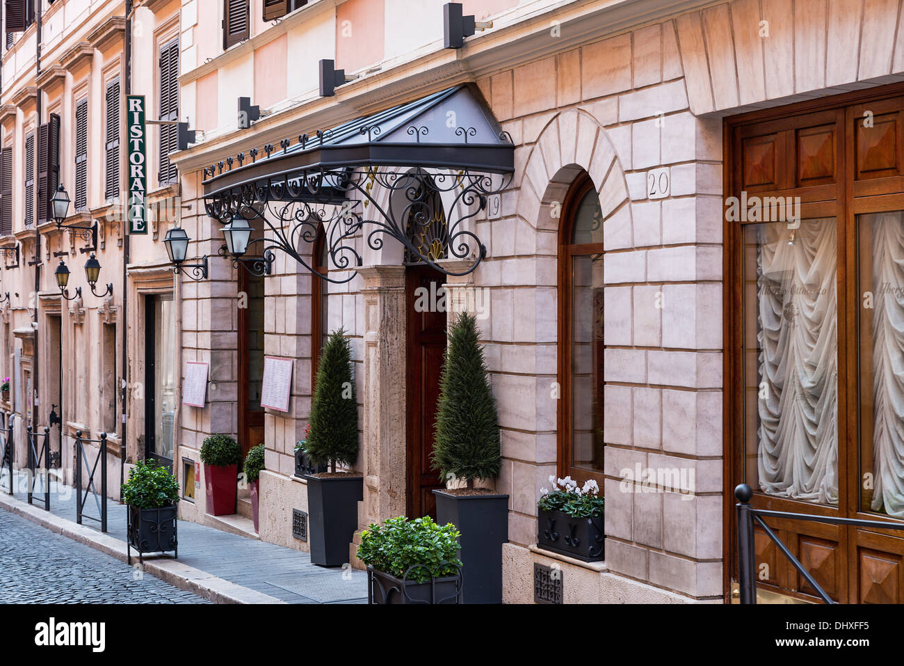 Facciata del ristorante italiano su di una pittoresca strada, Roma, Italia Foto Stock