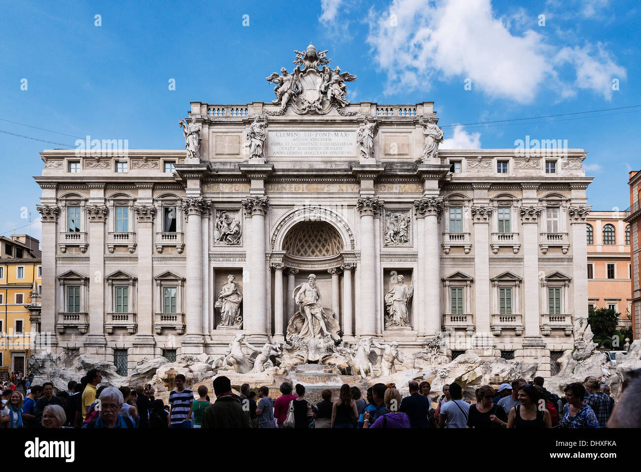I turisti si riuniscono per ammirare la fontana di Trevi, Roma, Italia Foto Stock