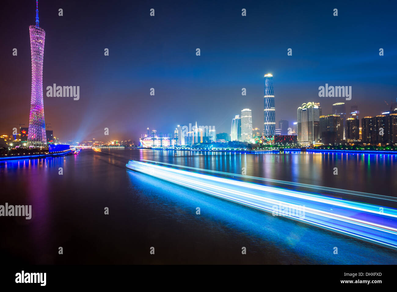 Skyline della città di notte Foto Stock