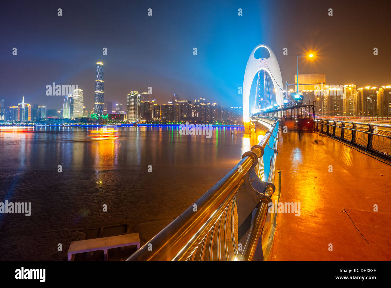 Skyline della città di notte Foto Stock