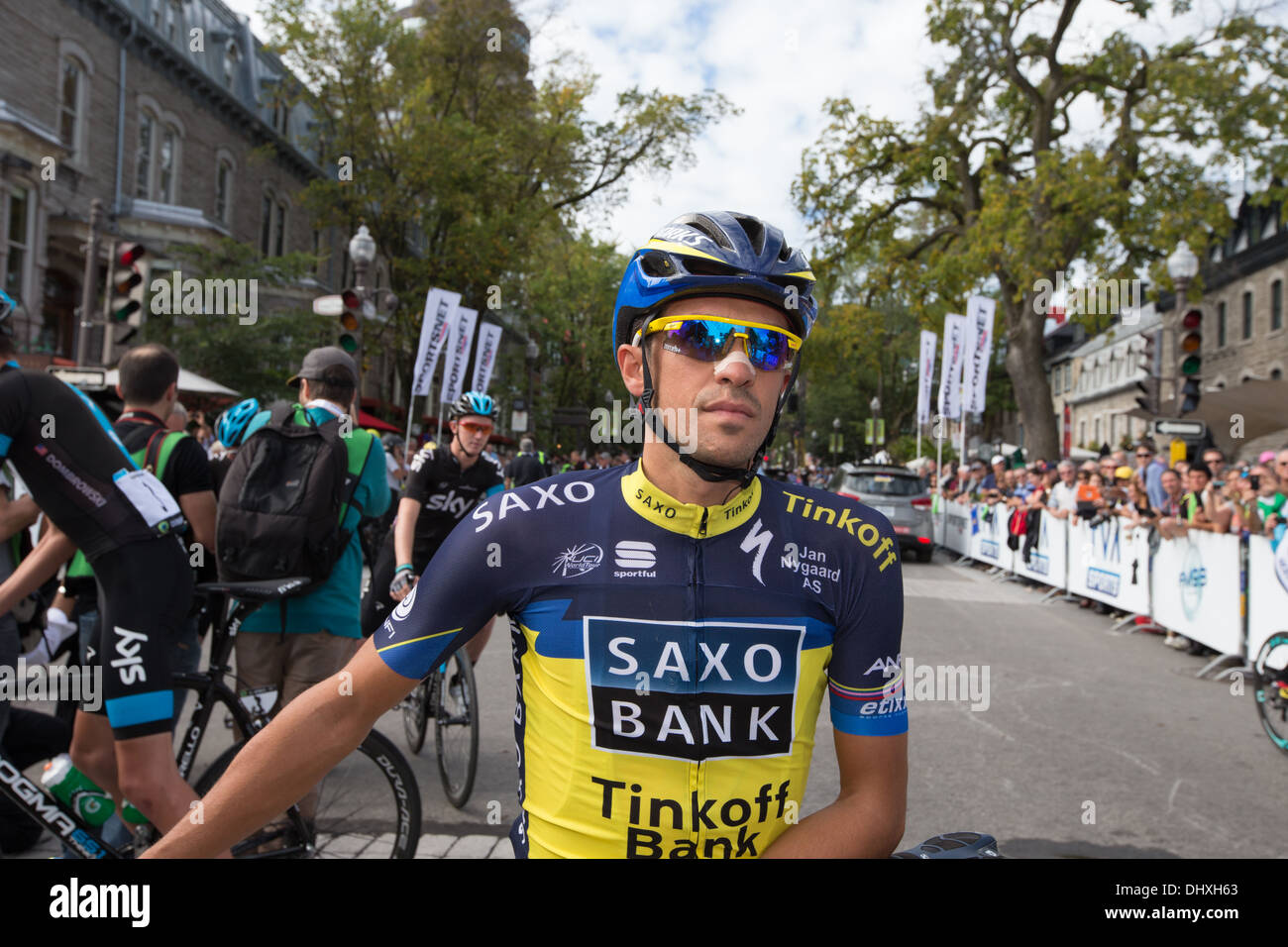 Vincitore del Tour de France Alberto Contador attende l'inizio del Grand Prix Cycliste de Quebec sul Grande Allee. Foto Stock