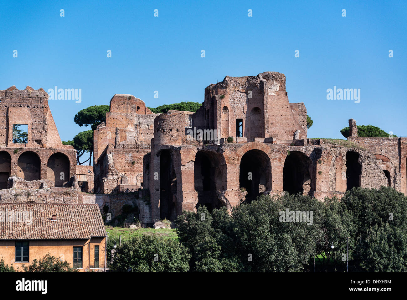 Antiche rovine architettoniche del colle Palatino che fu l'origine di Roma, Italia Foto Stock