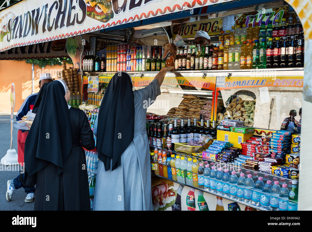 Due monache comprare cibo a una concessione stand, Roma, Italia Foto Stock