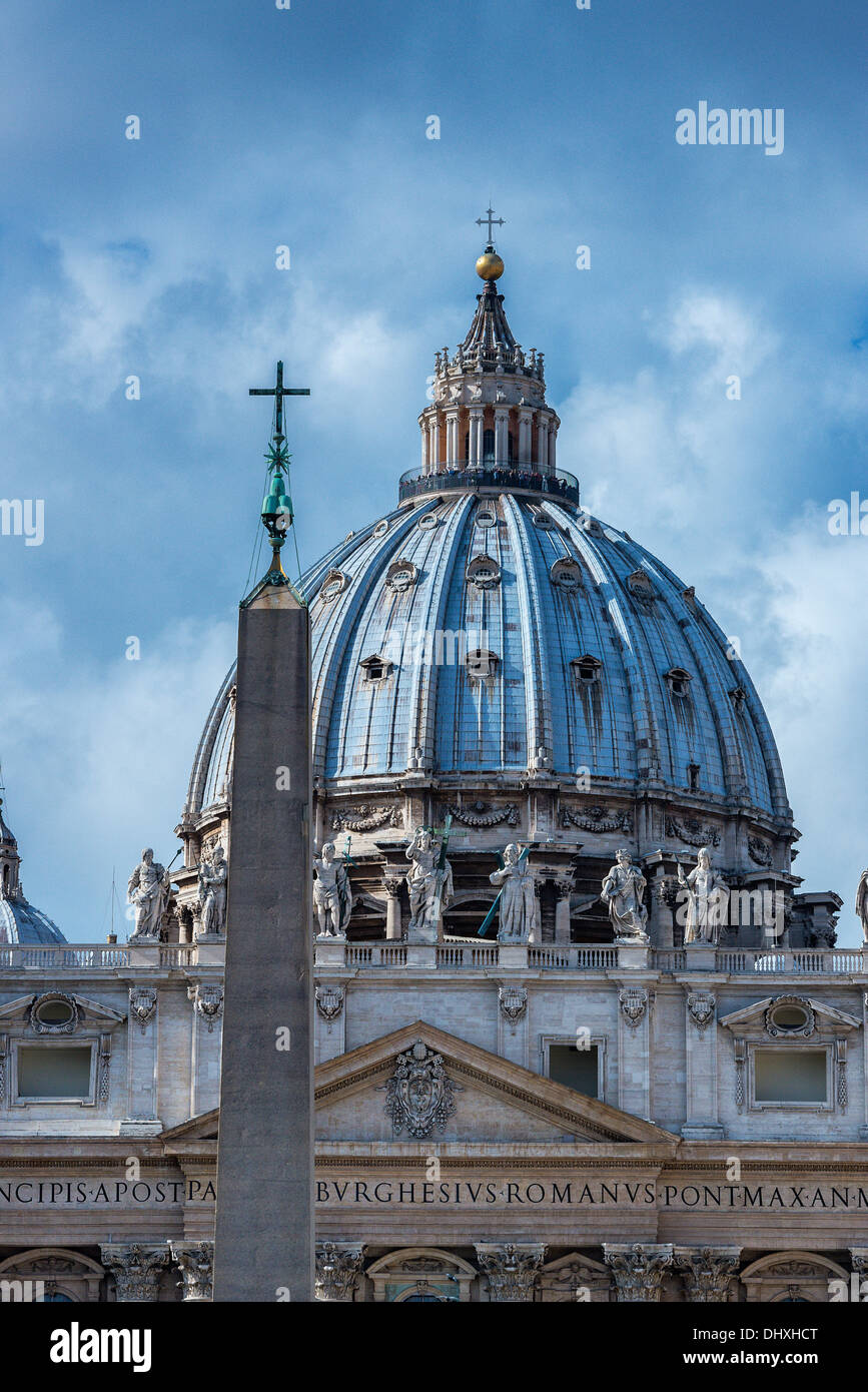Obelisco e cupola della Basilica di San Pietro e la Città del Vaticano