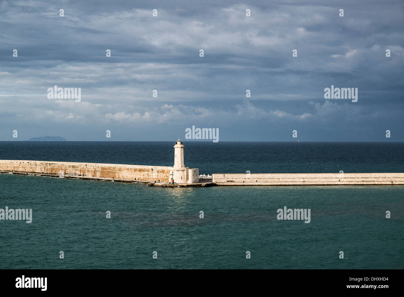 Struttura di frangionde e protezione del faro del porto di Civitavecchia, Lazio, Italia Foto Stock