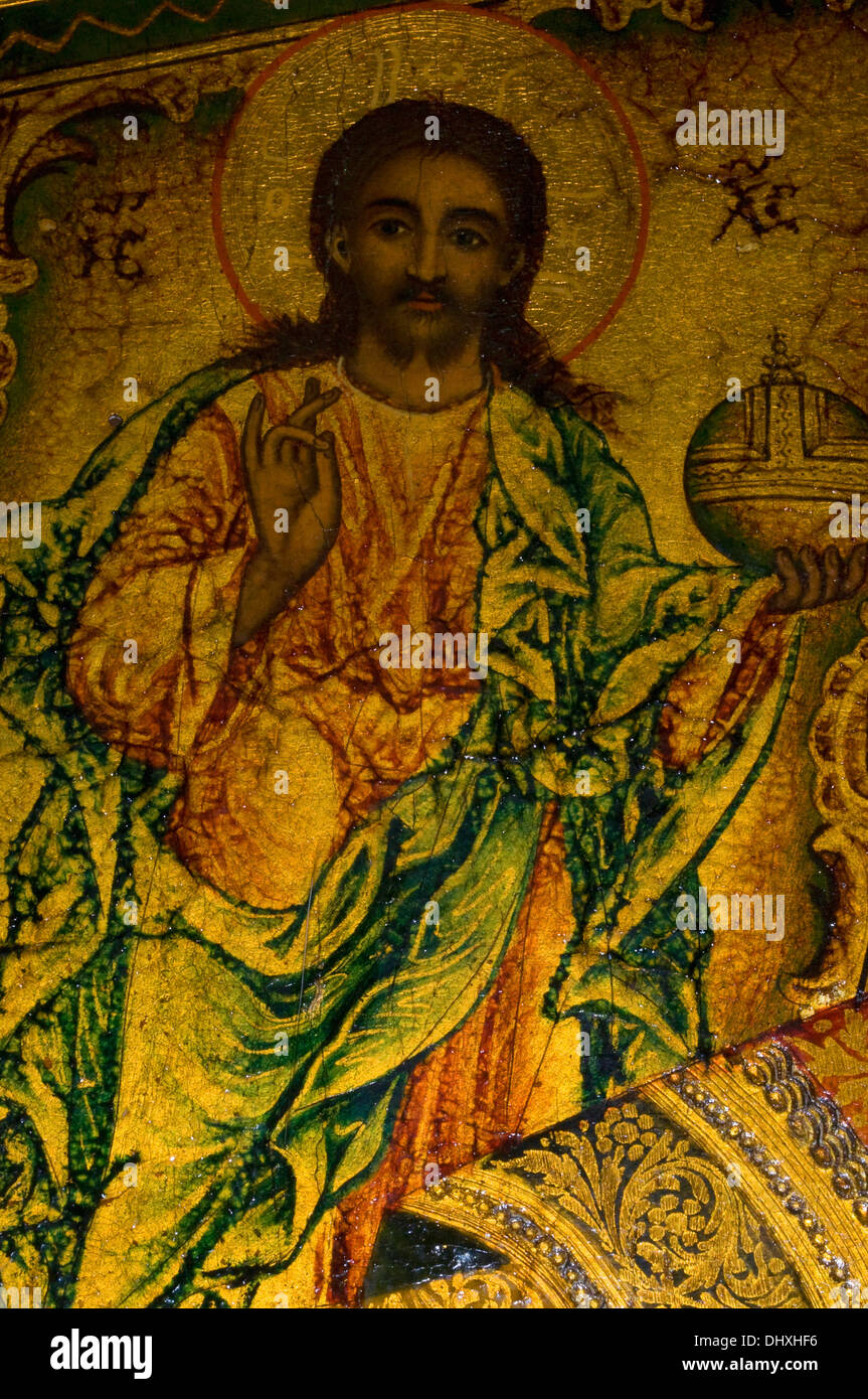 Icona di Gesù in gold & green holding orb del mondo Cristico con la mano destra in benedizione. Arte religiosa Foto Stock