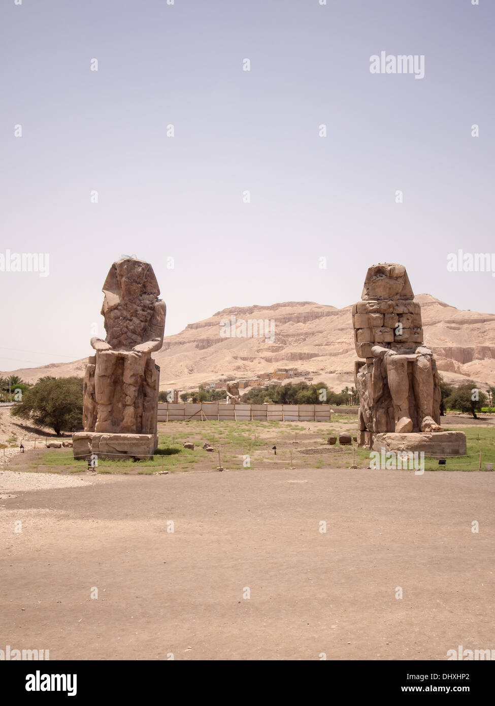 Colosso di Memnon sulla riva occidentale del Fiume Nilo, Luxor Foto Stock